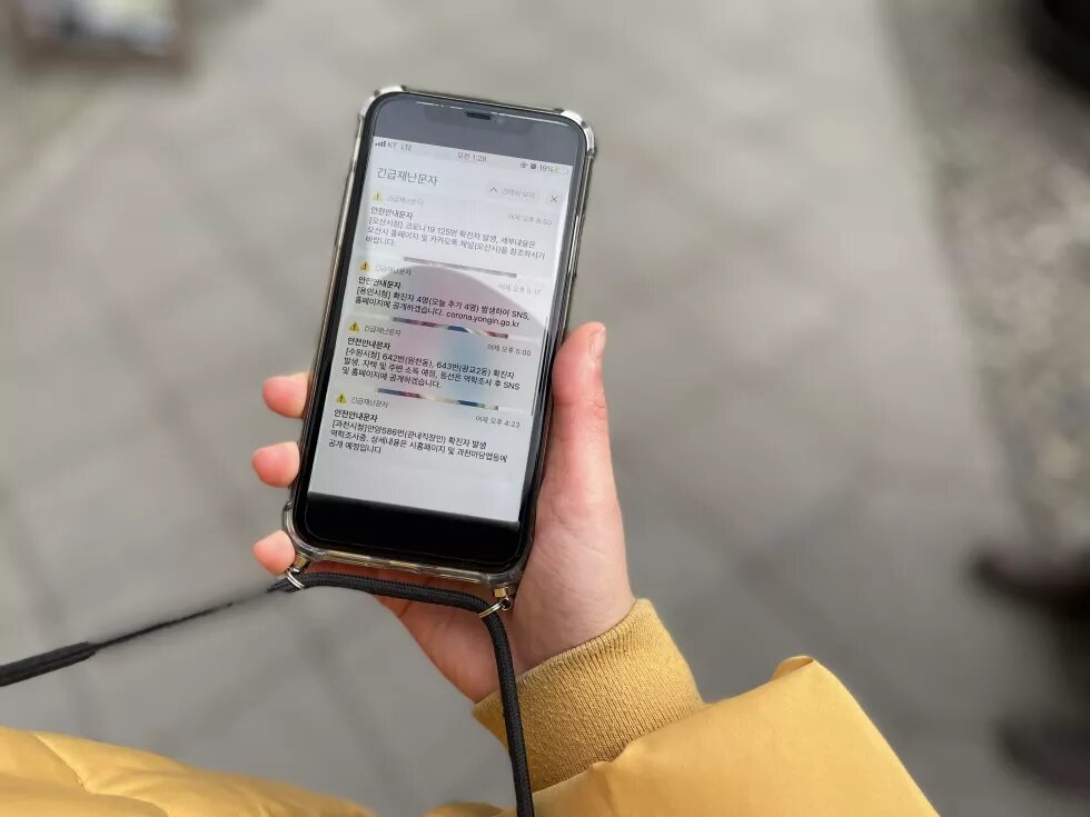 Koreans receive pandemic alerts on their smartphones