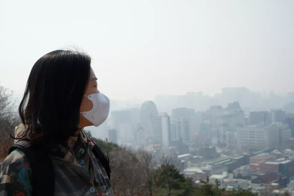 A women wearing a dust-proof mask in Seoul, South Korea