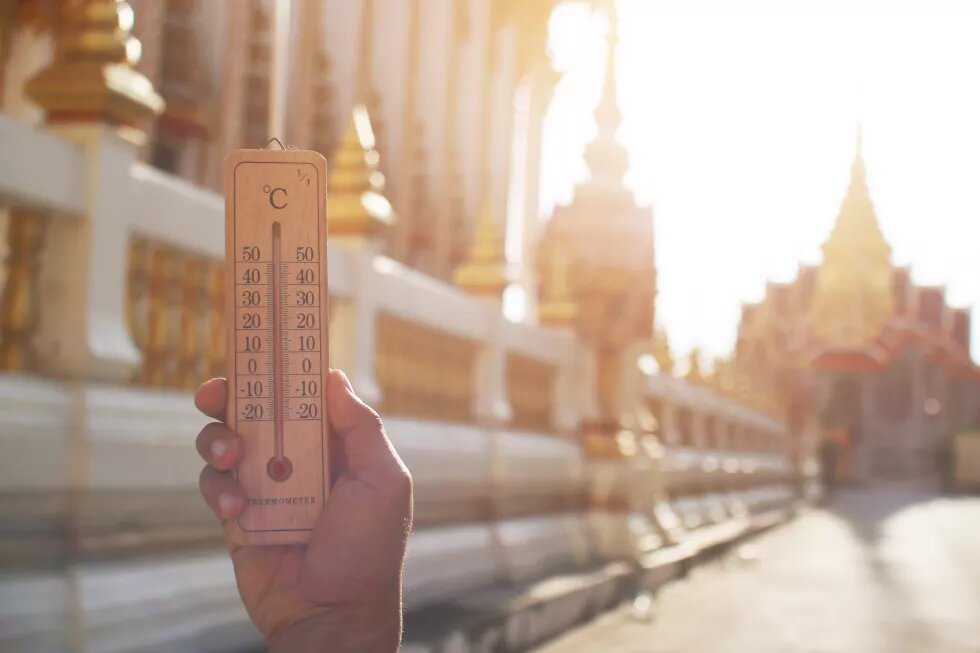 Thermometer showing high temperature at a temple in Thailand