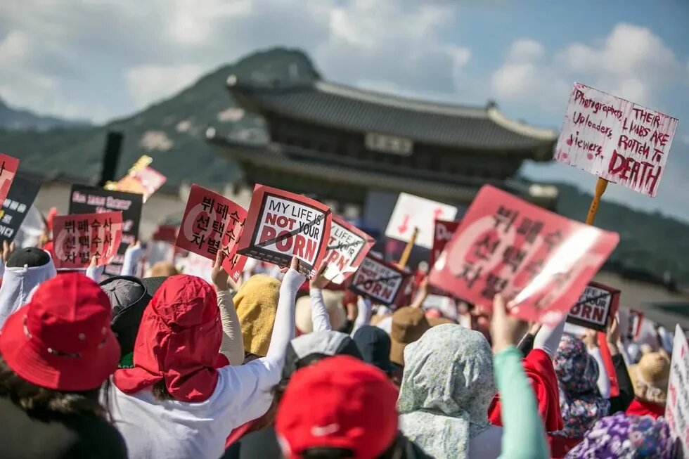 Seoul to inspect thousands of toilets for spy cams, but women say not enough being done
